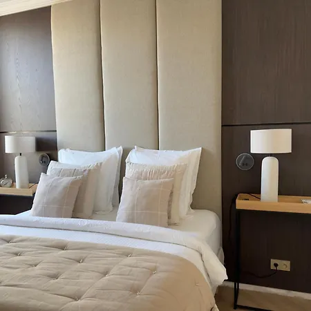 A 2 Pas De La Croisette *