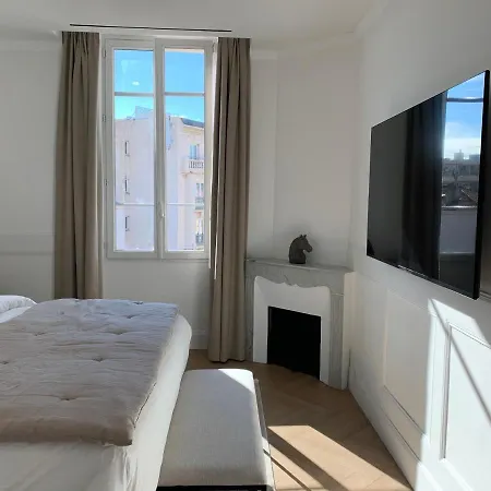 A 2 Pas De La Croisette *